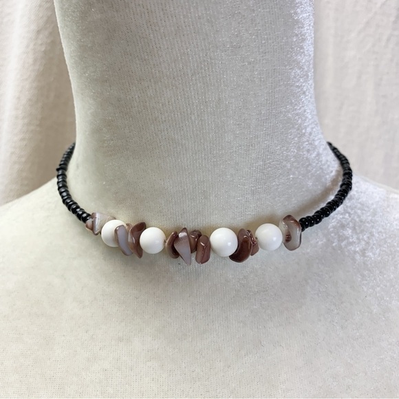 Express Shell Choker Necklace - Picture 1 of 5